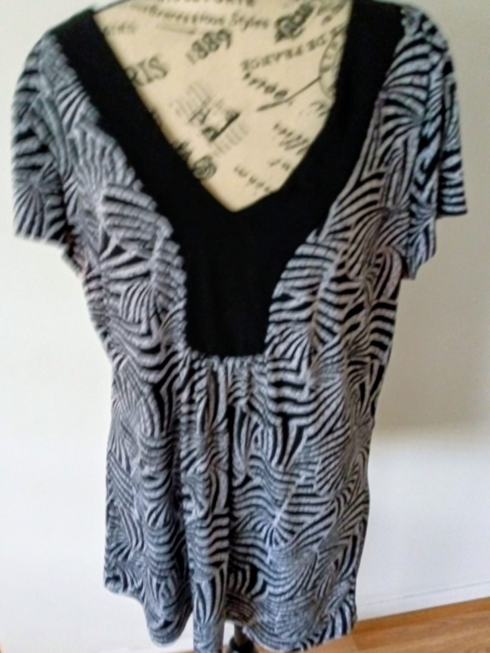 Black & White V-Neck Patterned Tunic Top